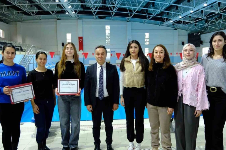 Kahraman öğrenciler rektör tarafından ödüllendirildi