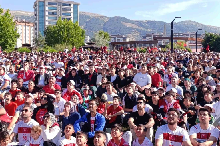 Kahramanmaraşlılar milli maç heyecanını dev ekranda yaşadı