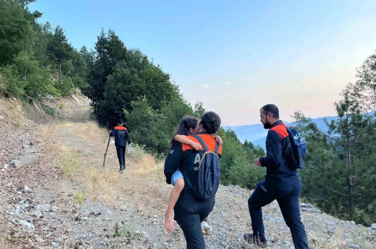 Kahramanmaraş’ta araçta mahsur kalan baba ve kızı kurtarıldı 