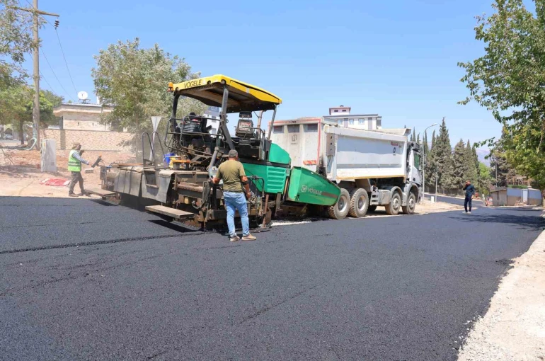 Kahramanmaraş’ta asfalt işçileri bunaltıcı sıcağa rağmen mesaisini sürdürüyor