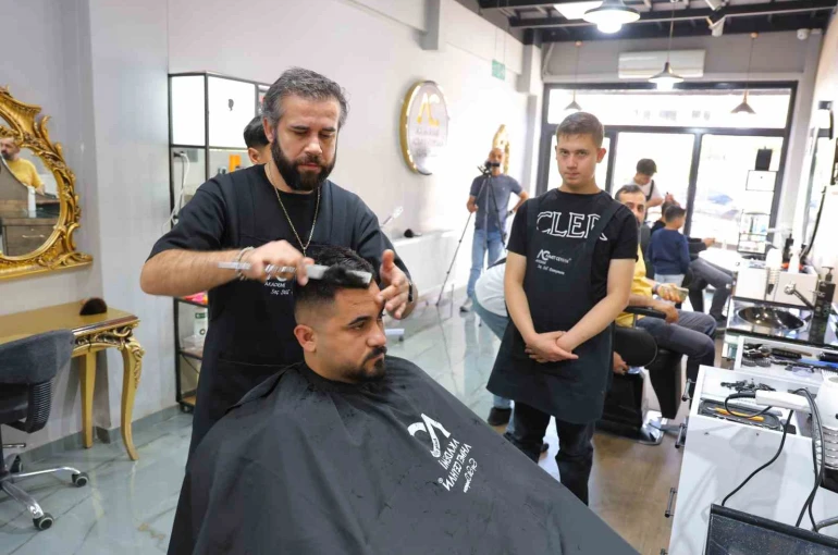 Kahramanmaraş’ta bir berber özel bireye meslek kapısı açtı