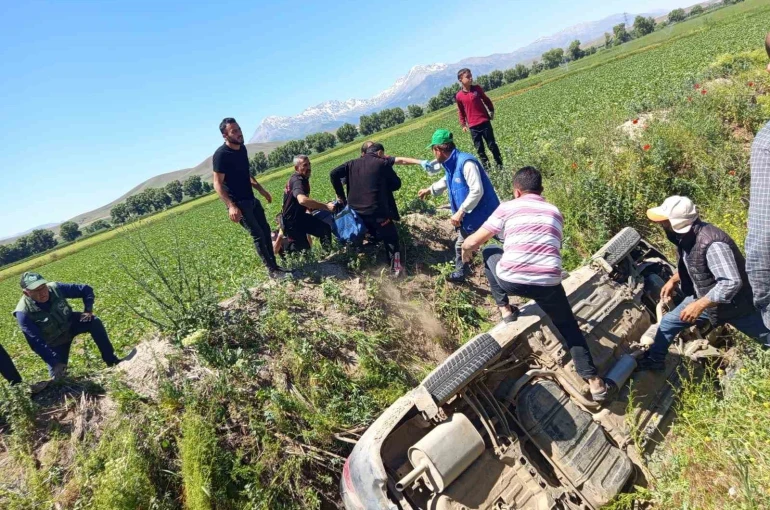 Kahramanmaraş’ta otomobil kanala uçtu: 4 yaralı