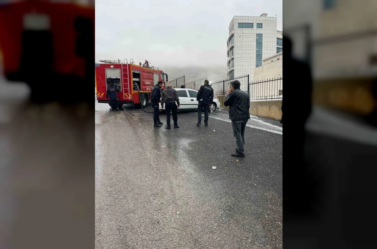 Kahramanmaraş’ta park halindeki otomobil alev aldı