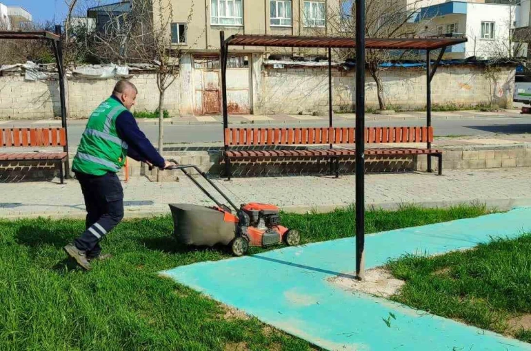Kahta Belediyesi’nden park ve yeşil alanlarda yoğun yaz mesaisi