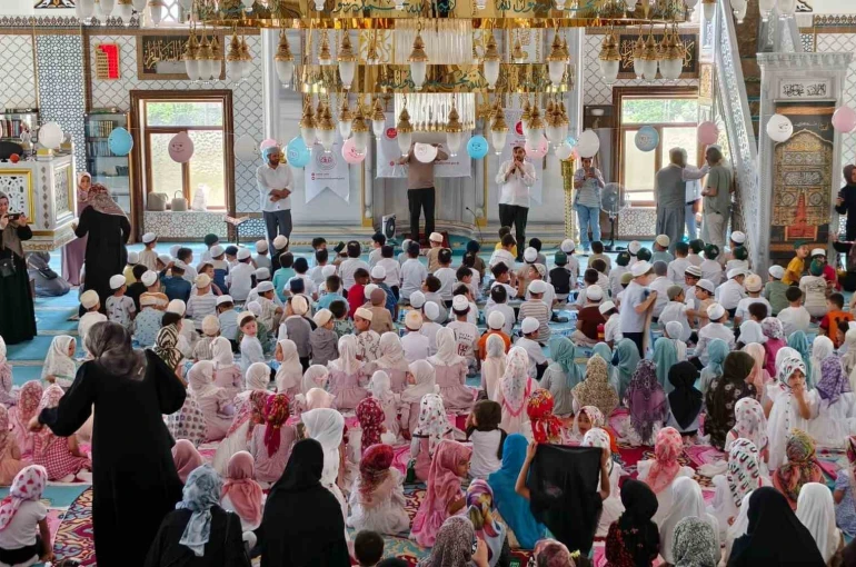 Kahta’da minikler ilk seccadeleriyle namaza durdu