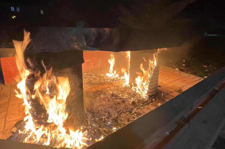 Kahta’da parktaki bank ateşe verildi