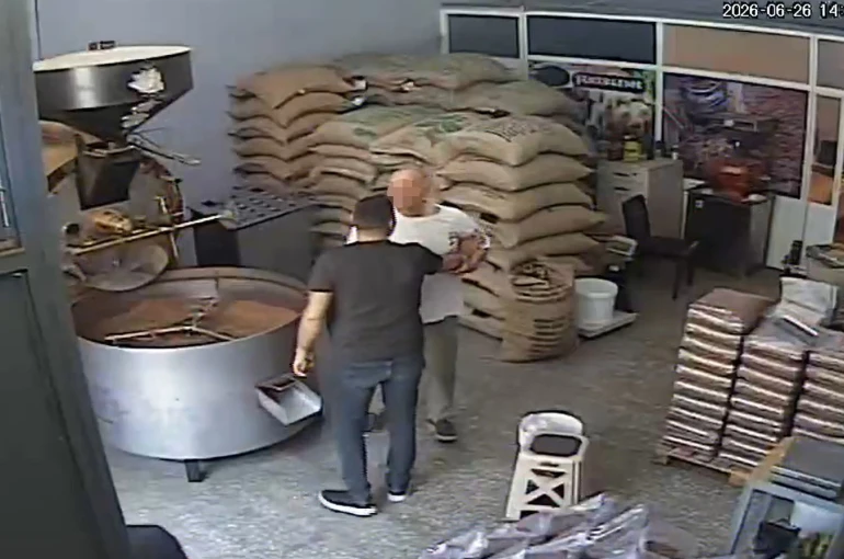 Kahve borcu yüzünden toptancıyı iş yerinde darbetti
