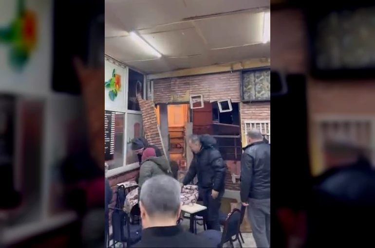 Kahvehanenin duvarları parçalansa da oyunlarına devam ettiler