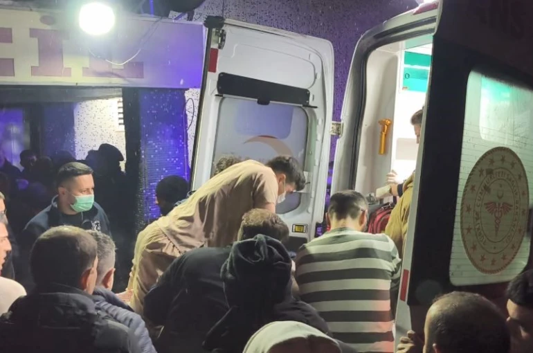Kalbi duran yaralı için doktor sedye üzerinde kalp masajı yaptı