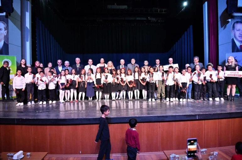 "Kalbimin En Güzel Şiiri: Annem" yarışmasının ödül töreninde duygu dolu anlar yaşandı