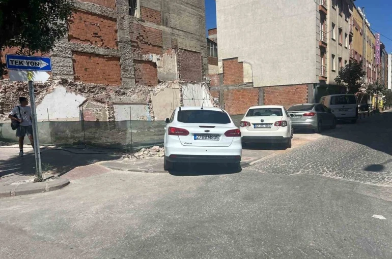 Kaldırım değil adeta park alanı
