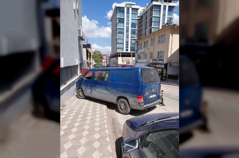 Kaldırım üstüne park eden araç yayaların tepkilerine neden oluyor