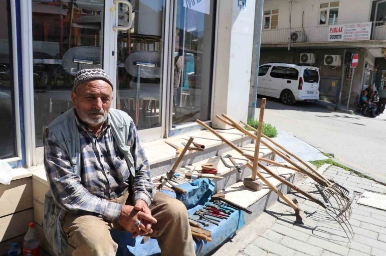 Kaldırımda satışa çıkardığı tarım aletlerini hayırsever iş insanı satın aldı
