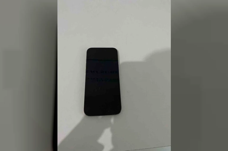 Kaldırımda uyuyan adamın telefonunu çaldı: O anlar kamerada
