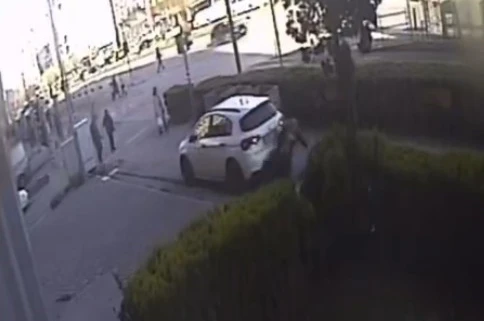 Kaldırımda yürüyen yayanın otomobilin altında kaldığı anın görüntüsü ortaya çıktı