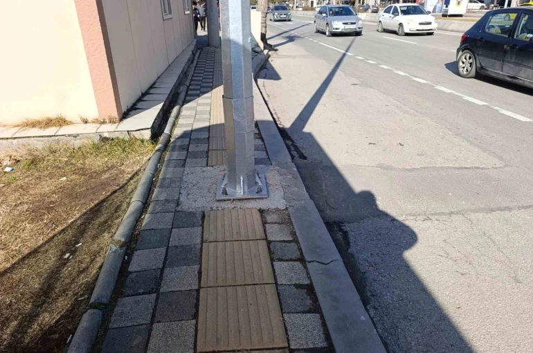 Kaldırımdaki engelli yolu üzerine direk diktiler