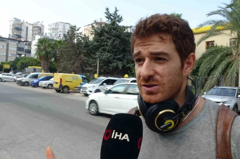 Kaldırımdaki hatalı parklara isyan etti: "Tekerlekli sandalyeli birisi olarak buradan geçmiş olsam oturur ağlardım" 
