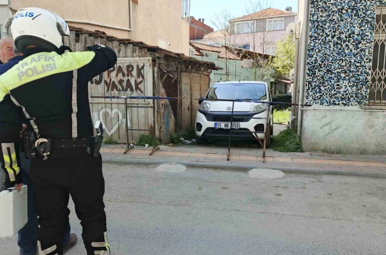 Kaldırımı kapatan bariyer kazaya neden oldu: 2 yaşındaki çocuk yaralandı