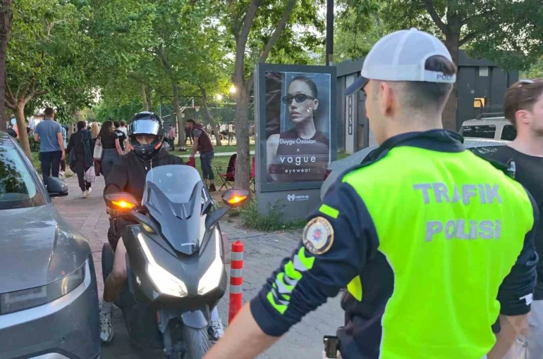 Kaldırımı yol gibi kullandılar, cezadan kaçamadılar 