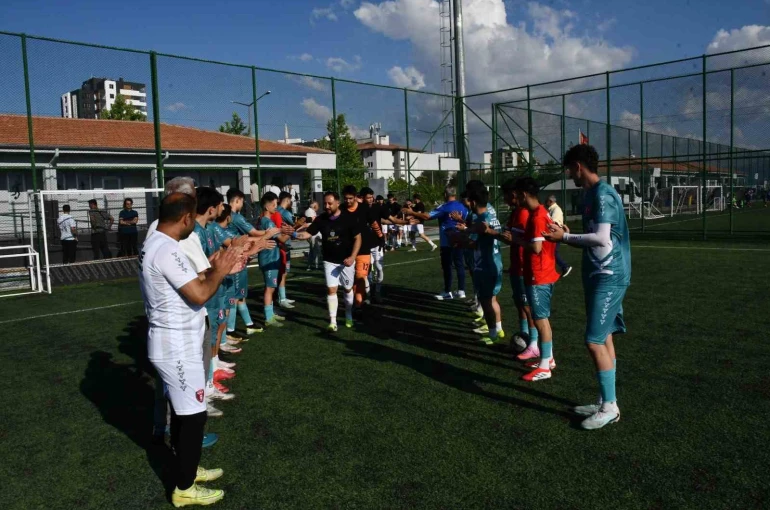 Kalespor, şampiyon takımı alkışladı