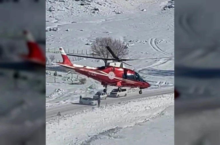 Kalp krizi geçiren vatandaş karlı yola inen ambulans helikopterle hastaneye kaldırıldı