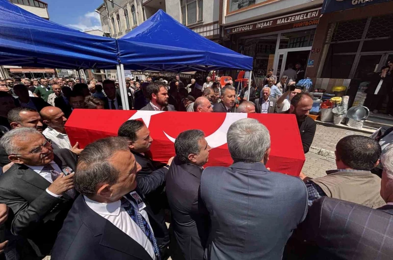 Kalp krizine yenik düşen Vali Yardımcısı Şenol Esmer memleketi Trabzon’da toprağa verildi