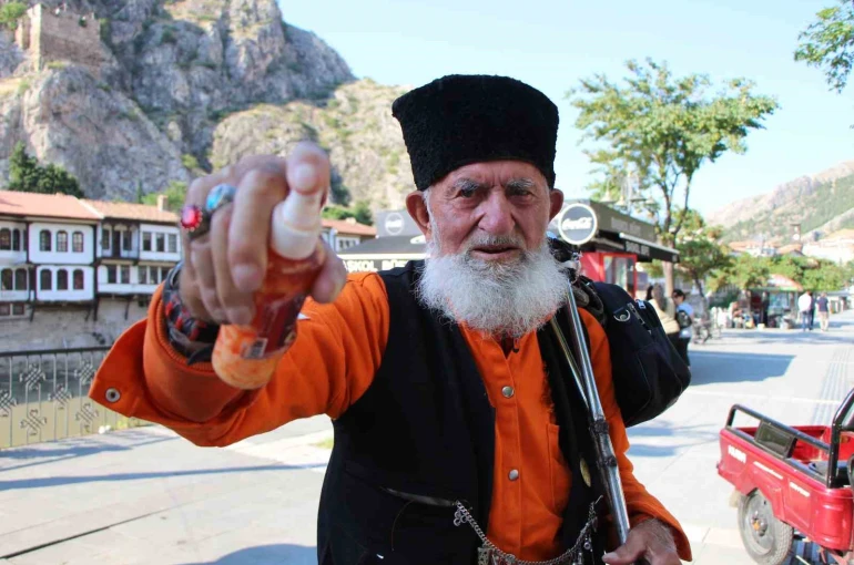 Kalpaklı asırlık çınar Amasya’nın son esansçısı