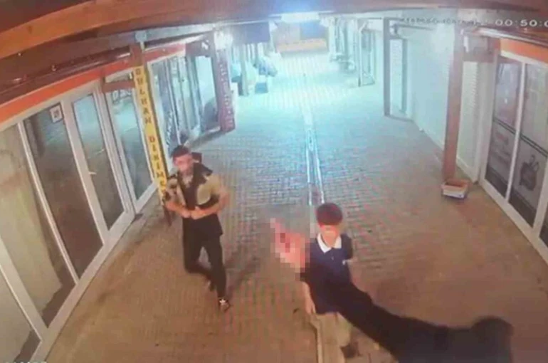 Kameralara el hareketi çeken ‘pişkin’ hırsız Türk polisinden kaçamadı