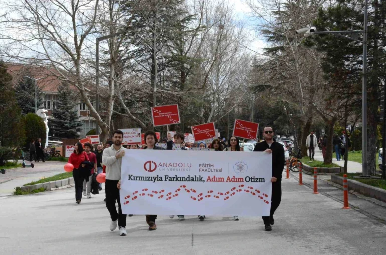 Kampüste "Otizm İçin Kırmızı Kampüs Yürüyüşü"