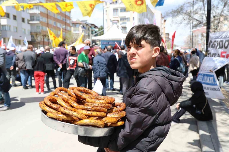 Kamu işçileri halayda, onlar ekmeğinin derdinde