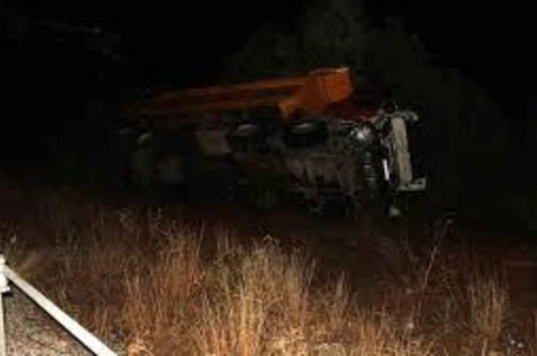 Kamyon bariyerlere çarpıp şarampole devrildi: 2 ölü, 1 yaralı