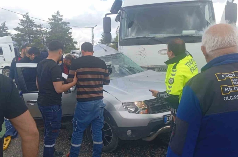 Kamyon ile otomobil çarpıştı: 1 ölü