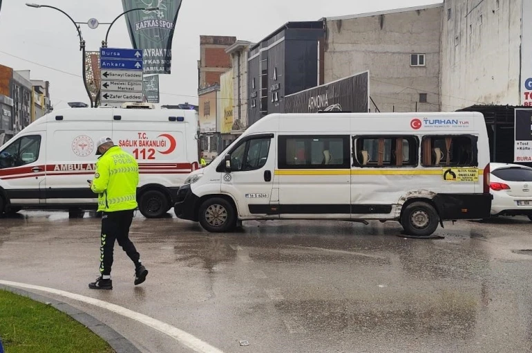 Kamyon ile servis minibüsü çarpıştı 4 kişi yaralandı