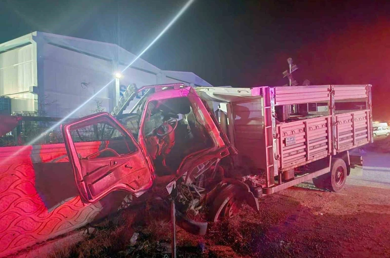 Kamyon önce traktöre sonra duvara çarptı: 1 ölü, 3 yaralı