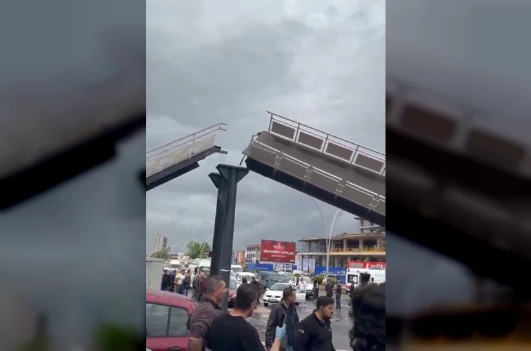 Kamyon üst geçide çarptı: 3 yaralı