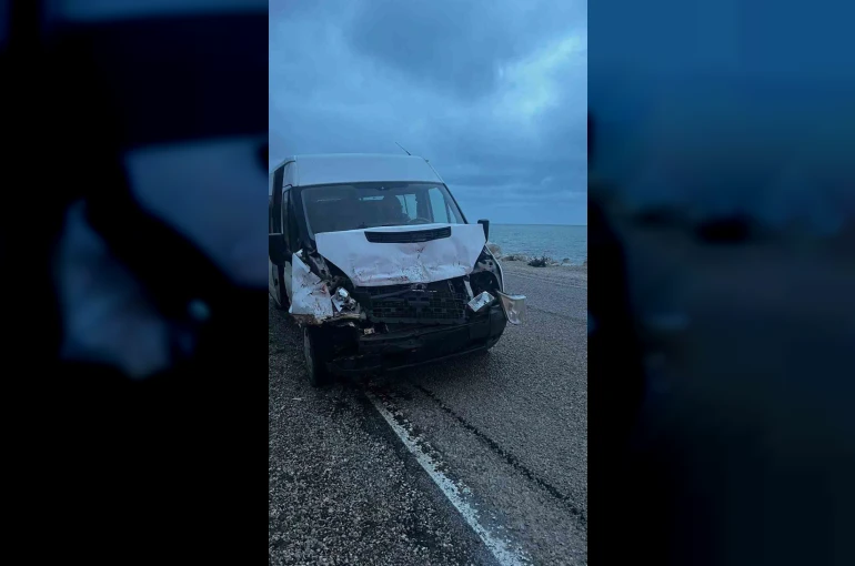 Kamyona çarpan servis aracındaki 3 öğrenci yaralandı