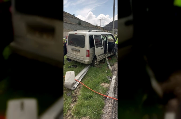 Kamyonet bariyerlere çarptı: 5 yaralı
