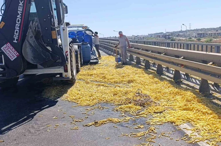 Kamyonet bariyerlere çarptı, kilolarca patates yola saçıldı