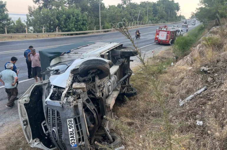 Kamyonet devrildi sürücü yaralı kurtuldu