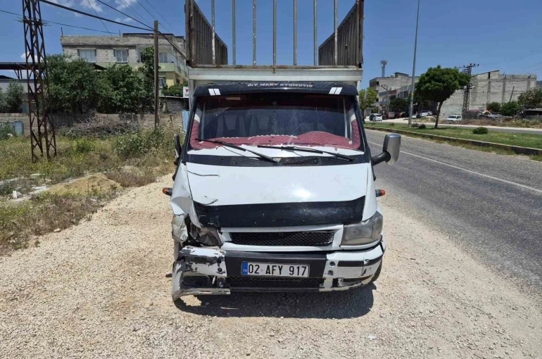 Kamyonet ile çarpışan motosikletin sürücüsü yaralandı
