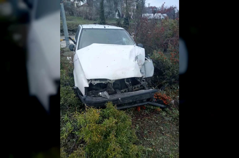 Kamyonet ile çarpışan otomobildeki 3 kişi yaralandı