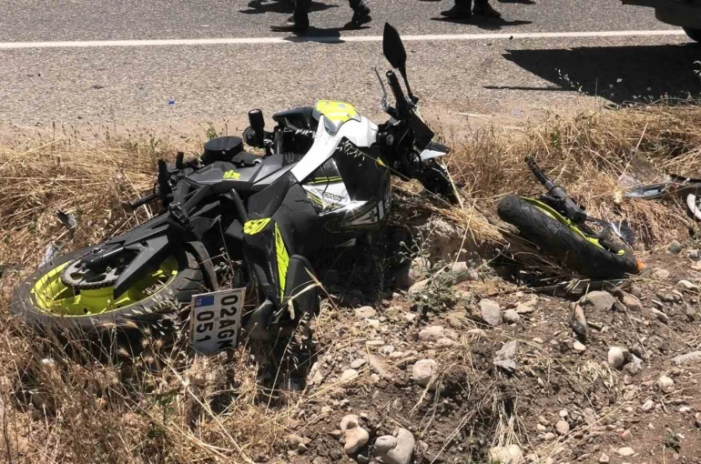 Kamyonet ile motosiklet çarpıştı: 1’i ağır 2 yaralı