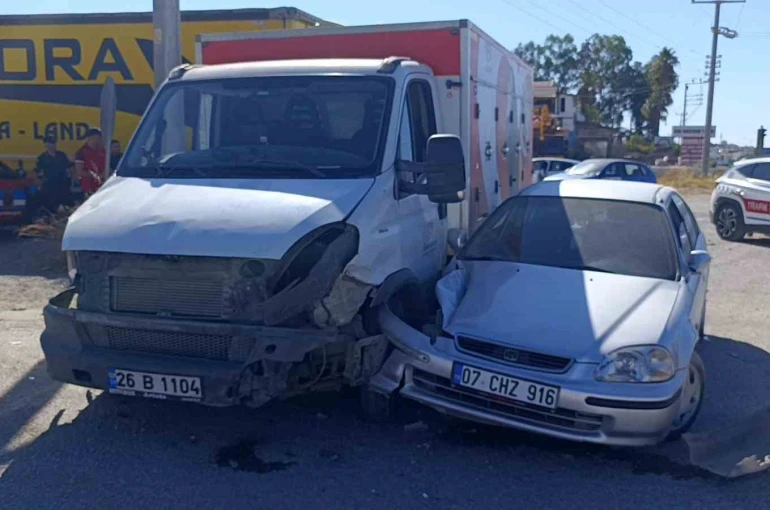 Kamyonet ile otomobilin çarpışma anı kamerada: 2 yaralı