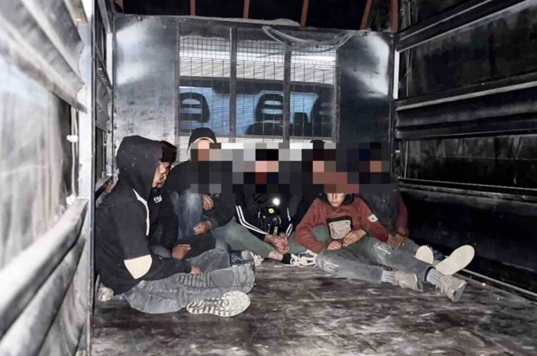 Kamyonet kasasında taşınan 8 göçmen yakalandı