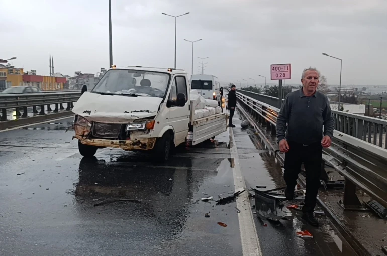 Kamyonet kazasında etilen tüpler yola saçıldı