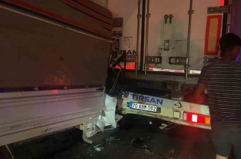 Kamyonet tıra arkadan çarptı: 1 ölü