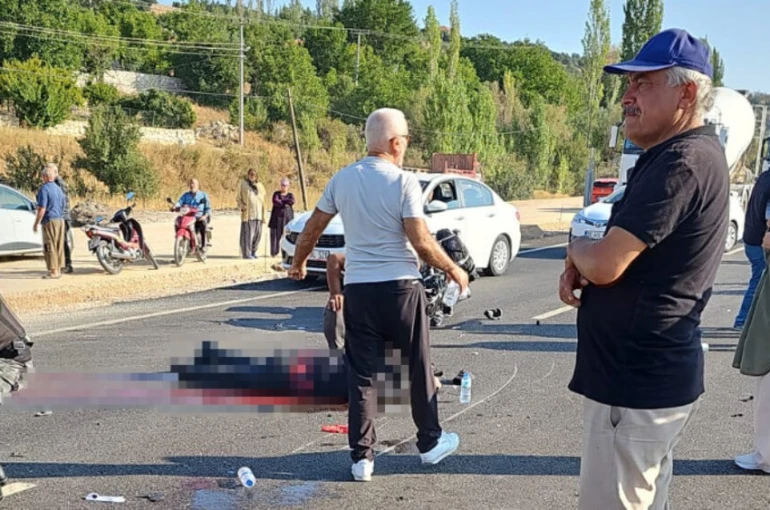 Kamyonete çarpan motosiklet sürücüsü hastanede kurtarılamadı