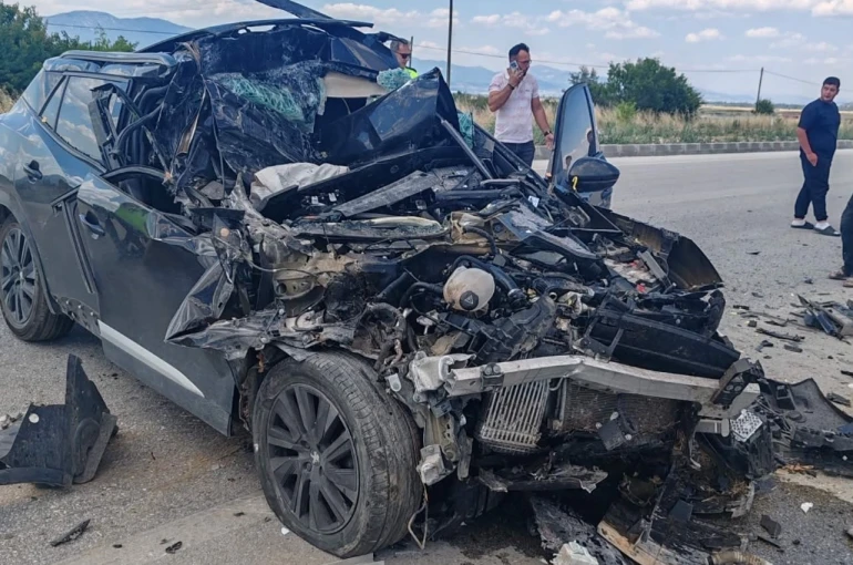Kamyonete çarpan otomobil hurdaya döndü: 1 yaralı