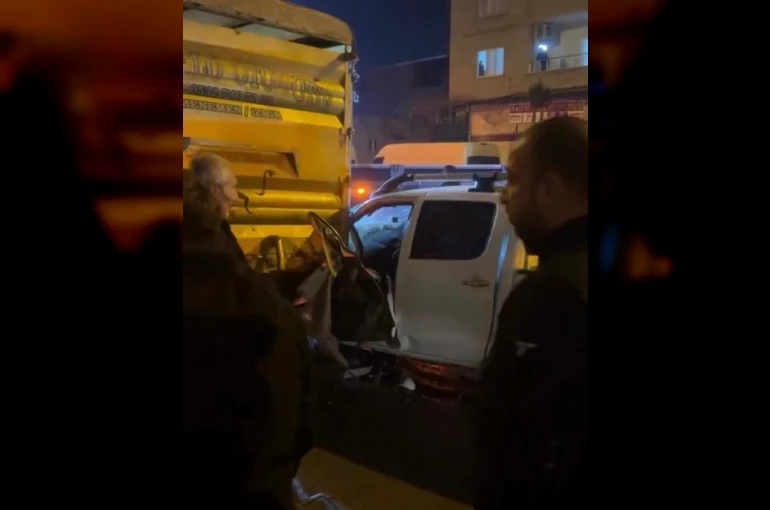 Kamyonete çarpan pikabın sürücüsü sıkıştığı yerden itfaiye ekiplerince çıkartıldı 