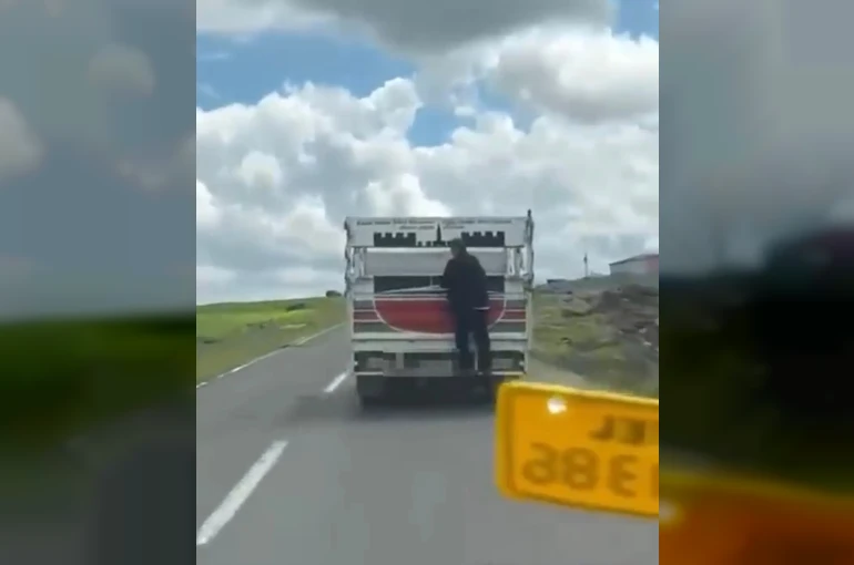 Kamyonete tutunarak kilometrelerce yol aldı